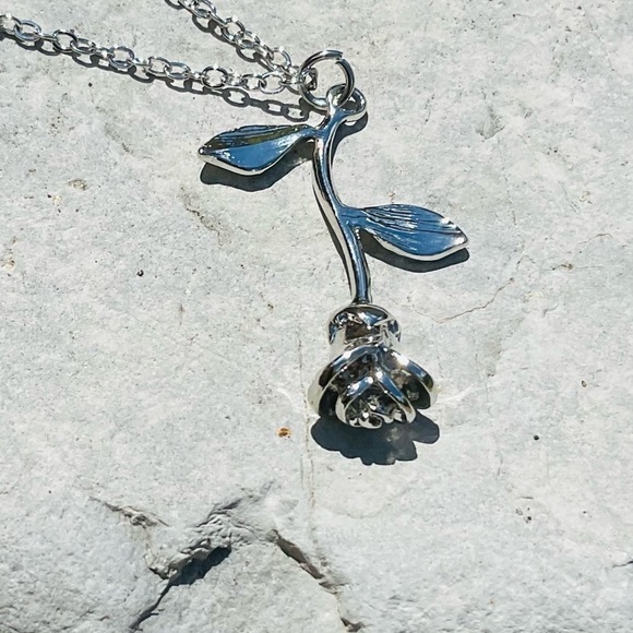 Silver Tone Classy Simple Rose Detail Pendant Necklace - Picture 5 of 9